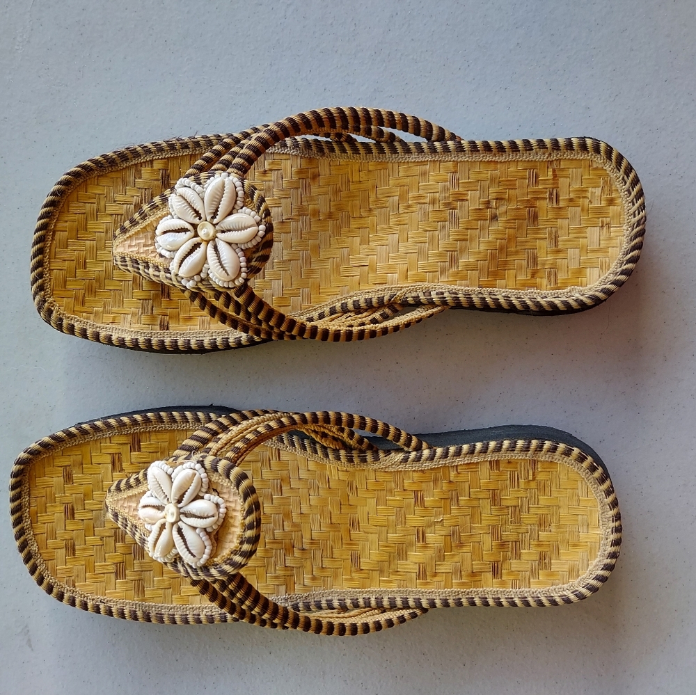 Beach shell flip flops size M 7/8